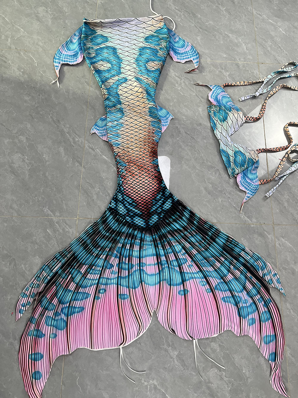 Colorful Dreamy Mermaid Tail A - Aquarium & Marine Museum Universiti Malaysia Sabah Kota Kinabalu Sabah Reviews ulasan dan harga